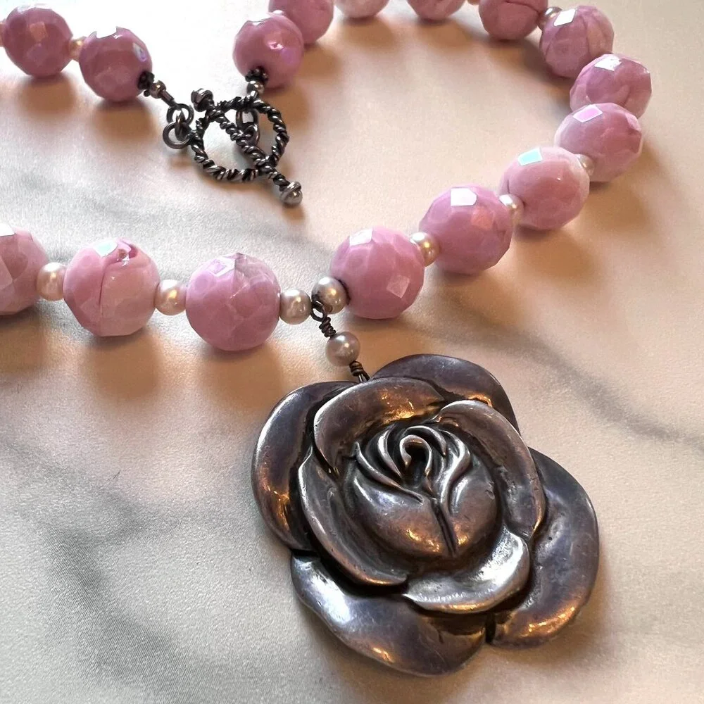 Stunning Silver Rose Pendant on Vintage 1960s Beads + Freshwater Pearls Necklace - Picture 3 of 13